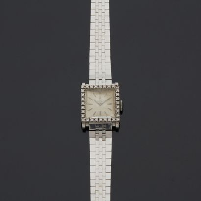 OMEGA

Bracelet montre de dame en or gris...