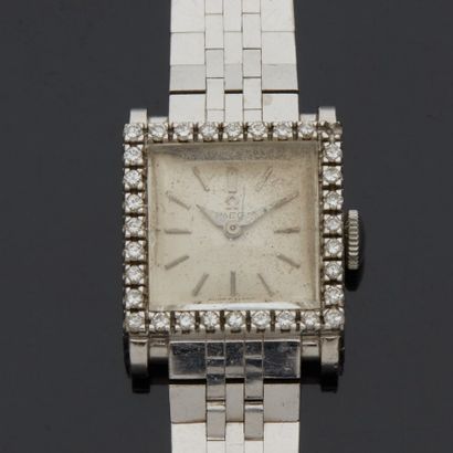 OMEGA

Bracelet montre de dame en or gris...