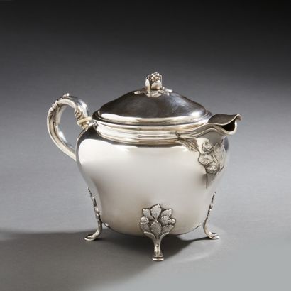 Gustave KELLER

Théière en argent imitant...