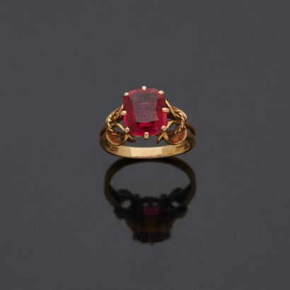 Bague en or jaune 18 k (750 millièmes) sertie...