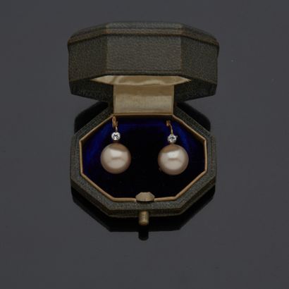 Paire de boucles d'oreilles dites «dormeuses»...