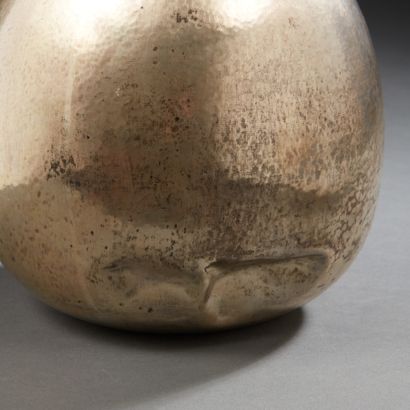 Vase à panse large en argent martelé, le...