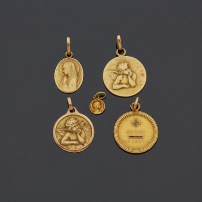 Lot de cinq médailles en or jaune 18 k (750...