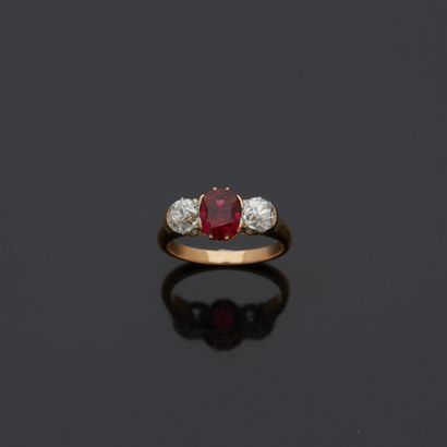 Bague en or jaune 18 k (750 millièmes) sertie...