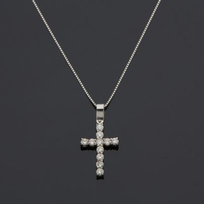 Petite croix en or gris 18 k (750 millièmes)...