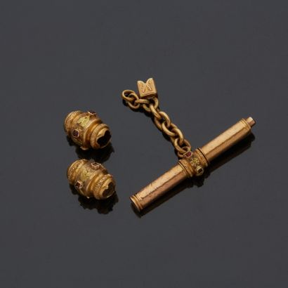 Trois éléments d'une chatelaine en or jaune...