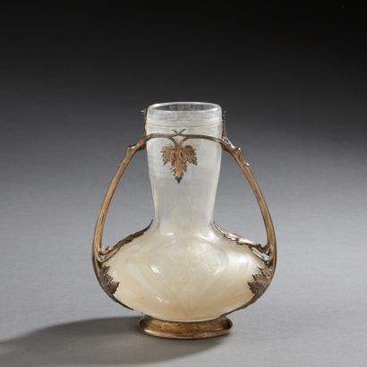 Vase en cristal à panse élargie gravée de...
