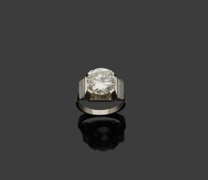 Bague en platine sertie d'un diamant pesant...