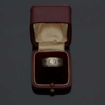 Bague en or gris 18 k (750 millièmes) sertie...