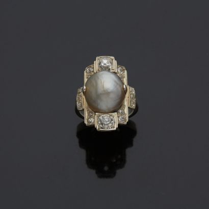 Bague en argent sertie d'une perle bouton...