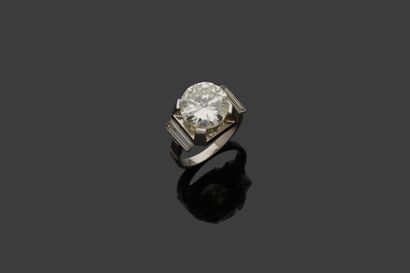 Bague en platine sertie d'un diamant pesant...