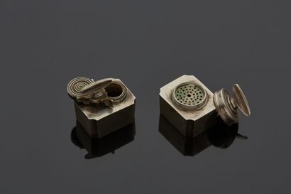 Un encrier et un sablier de voyage en argent,...