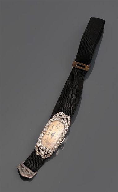 Montre bracelet de dame en platine sertie...