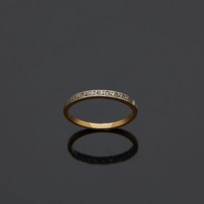 Bague demi-alliance dite «bague rivière»...