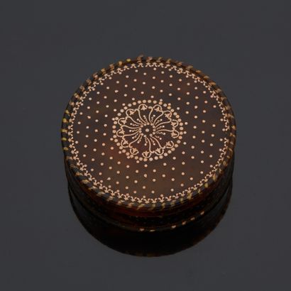 Boite à pillules en écaille blonde de forme...