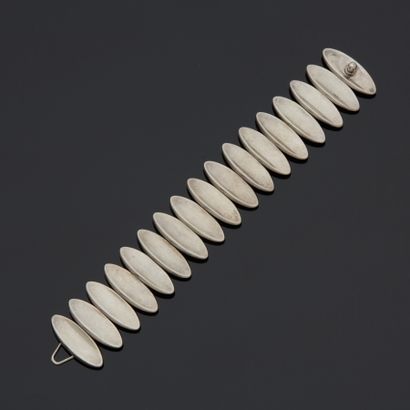 Hans HANSEN

Bracelet en argent orné de maillons...