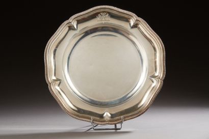BOINTABURET - Plat rond en argent, les bords...
