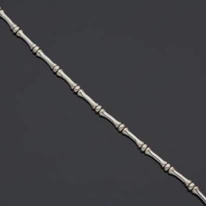 Collier semi-rigide en argent (925 millièmes)...