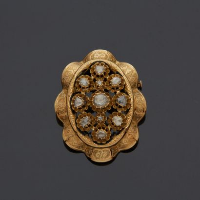 Broche ovale de forme mouvementée en or jaune...