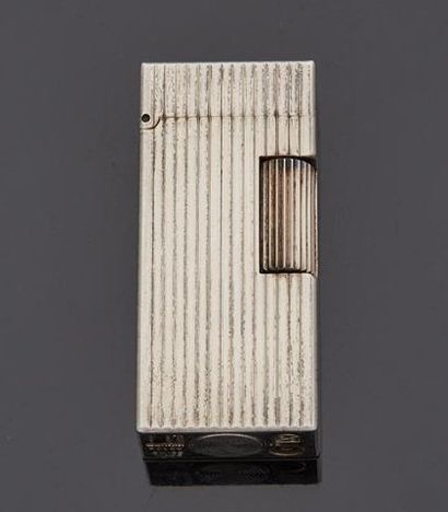 DUNHILL

Briquet en métal argenté à décor...