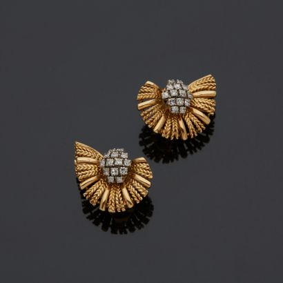 Paire de boucles d'oreilles en or jaune 18...