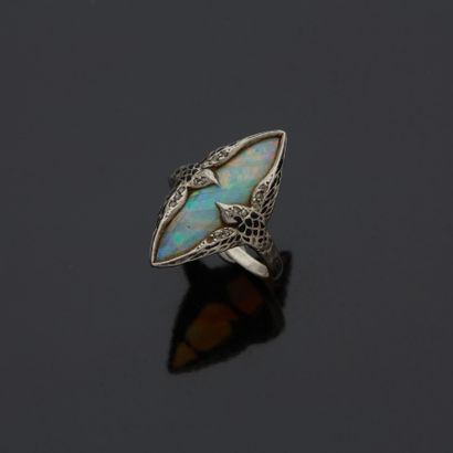 
Bague en platine sertie d’une opale navette...
