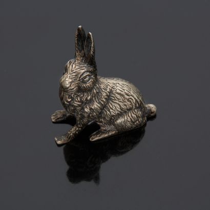 Petit lapin en argent, les oreilles dressées.

Hauteur...