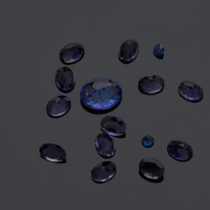 Un lot de pierres bleues dont :

- 2 saphirs...