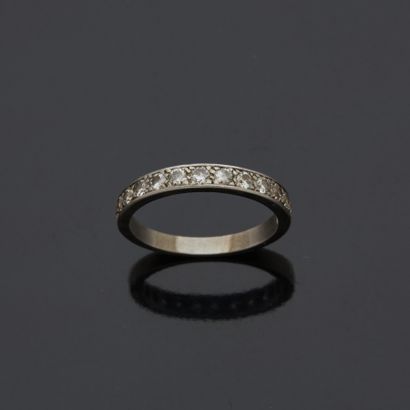 Bague rivière ou demi-alliance en platine...
