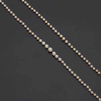 Lot de deux colliers de perles de culture...