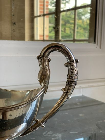 Saucière et son présentoir en métal plaqué...