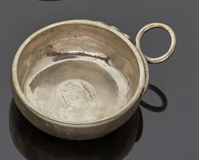 Tasse à vin en argent, anse serpent à décor...