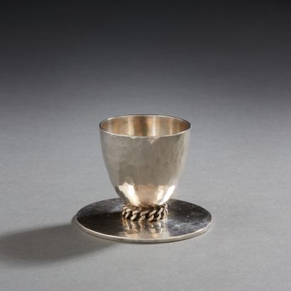 Jean DESPRES (1889-1980) 

Coquetier en métal...