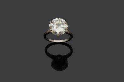 Bague en platine sertie d'un diamant pesant...