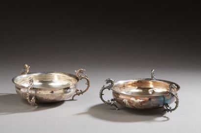 Paire de coupes tripodes en argent à décor...