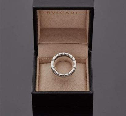 BULGARI. 

Alliance en or gris 18 k (750...