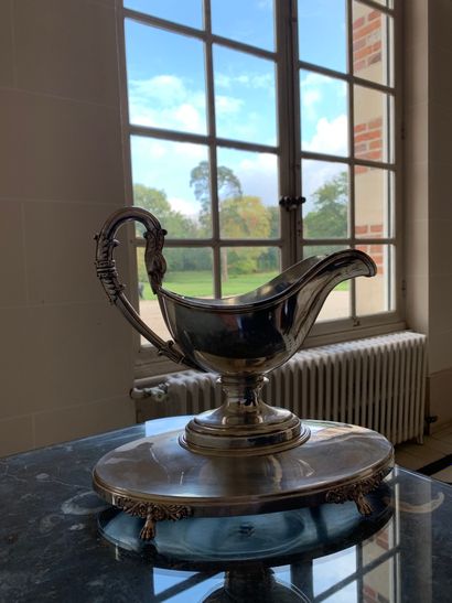 Saucière et son présentoir en métal plaqué...