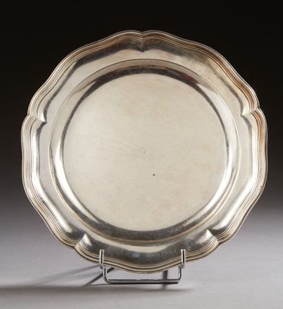 Plat en argent à bords chantournés et moulurés,...