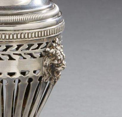Saupoudroir en argent à décor ajouré, têtes...