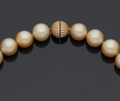 Important collier de 27 perles gold des mers...