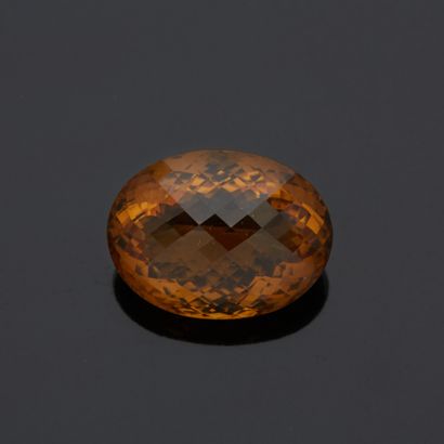 Un quartz jaune. Poids environ 50 carats...