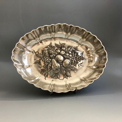 Coupe ovale en métal argenté, le fond décoré...