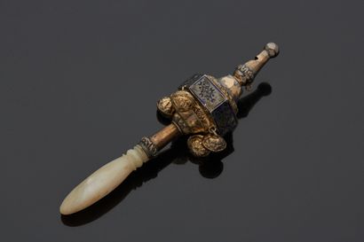 Hochet en vermeil à décor au repoussé de...