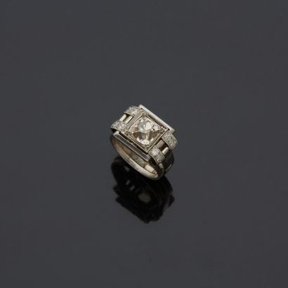 Bague tank en platine sertie d'un diamant...