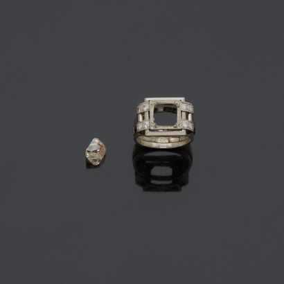 Bague tank en platine sertie d'un diamant...