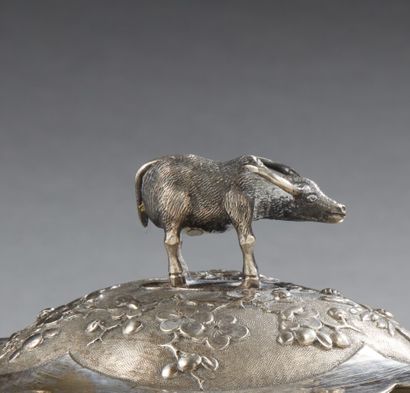 Boîte couverte à épices en argent quadrilobé...