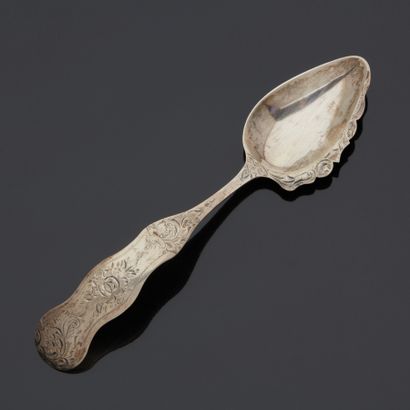 Cuillère à glace en argent gravée de fleurs...