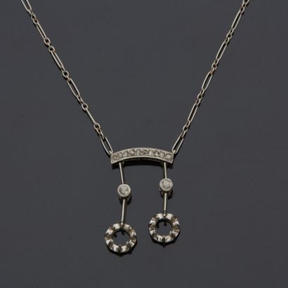 Collier négligé en platine serti de petits...