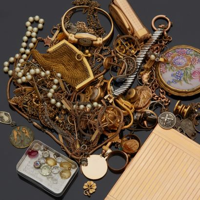 Lot de bijoux fantaisie divers en métal.