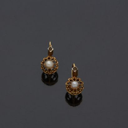 Paire de boucles d'oreilles dites «dormeuses»...
